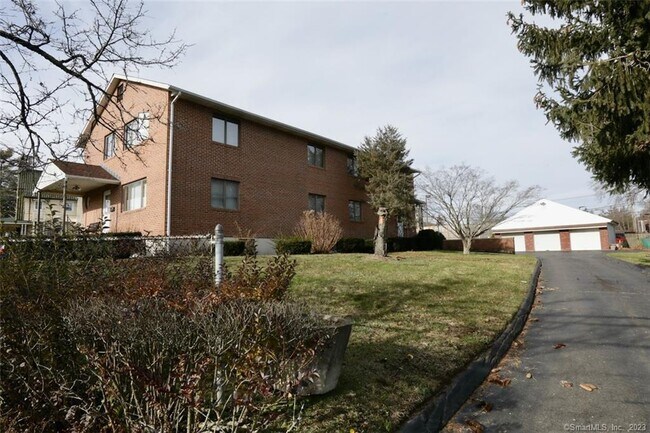 Building Photo - 28 Foxon St