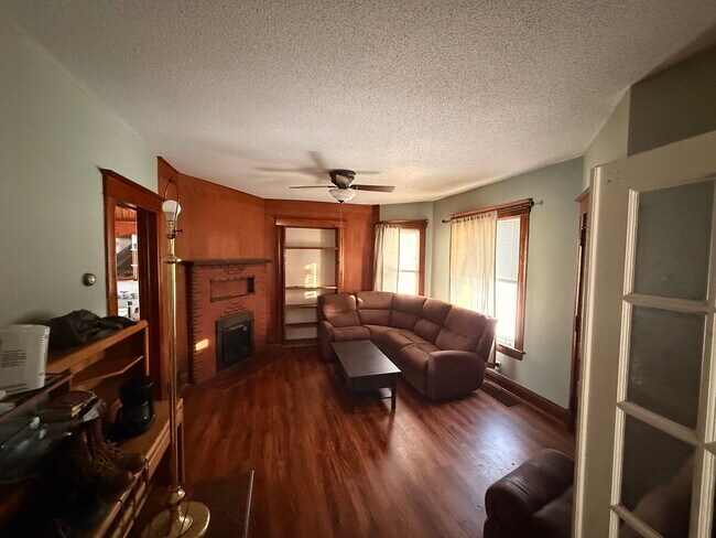 Sala de estar - 309 E 1st St