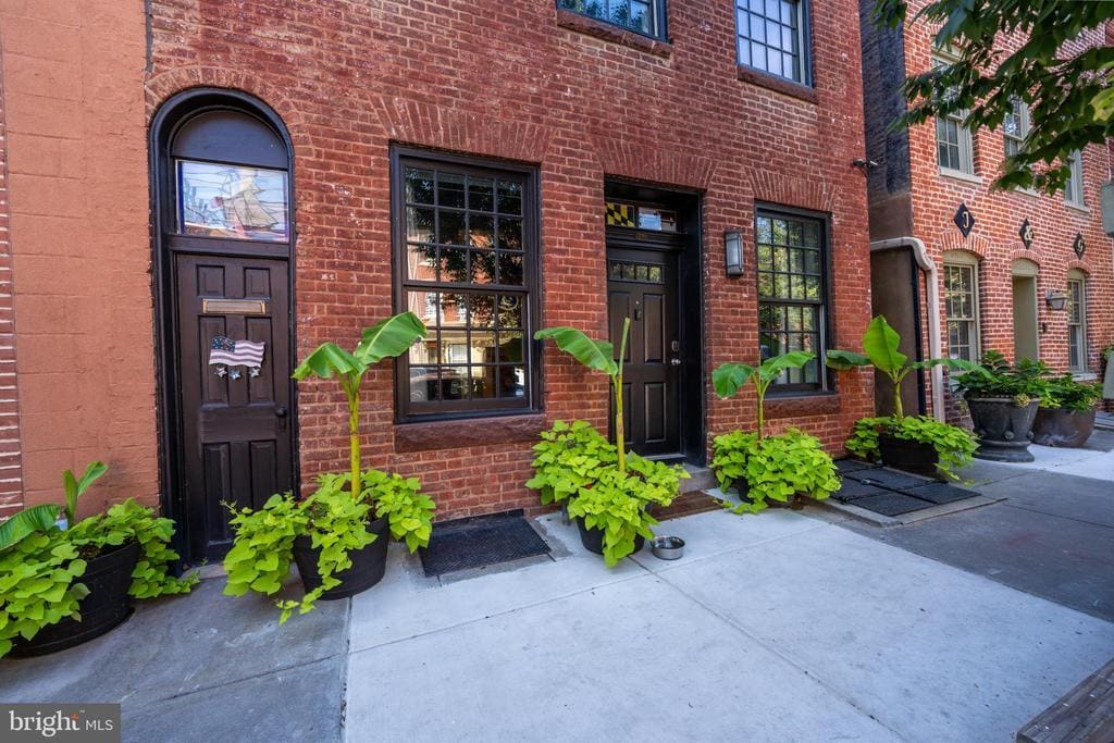 Primary Photo - 840 S Bond St