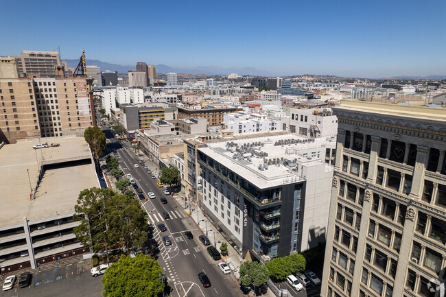 Context facing North - Topaz Apartments