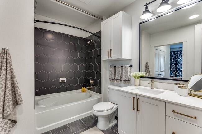 Building Photo - Willow & Wise