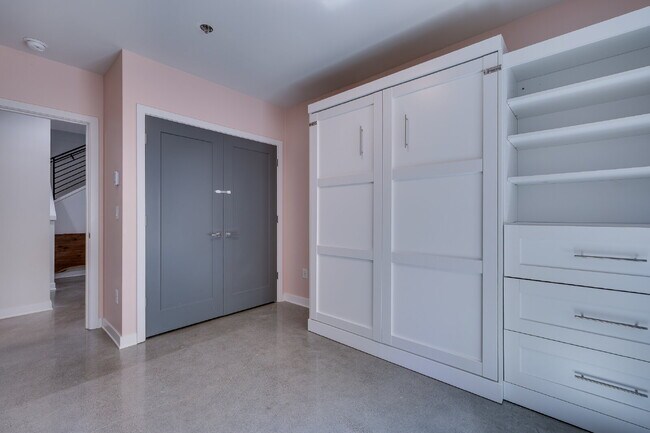 Building Photo - Luxury Capitol Hill Townhome Available Now!