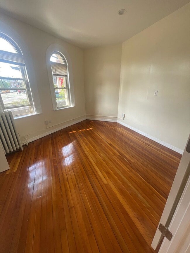 Building Photo - 9/1 Renovated 2BR in elevator building nea...