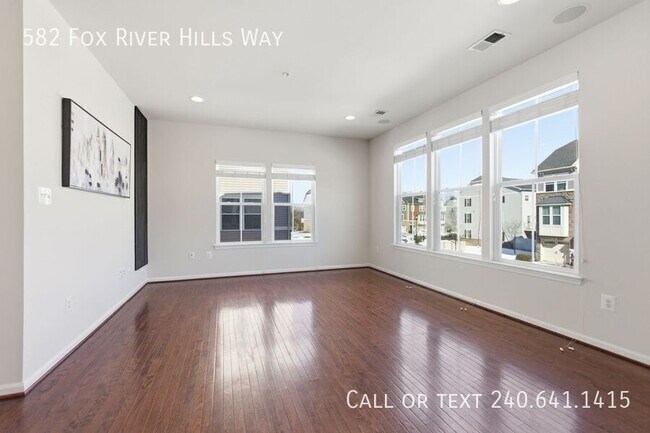 Building Photo - 582 Fox River Hills Way