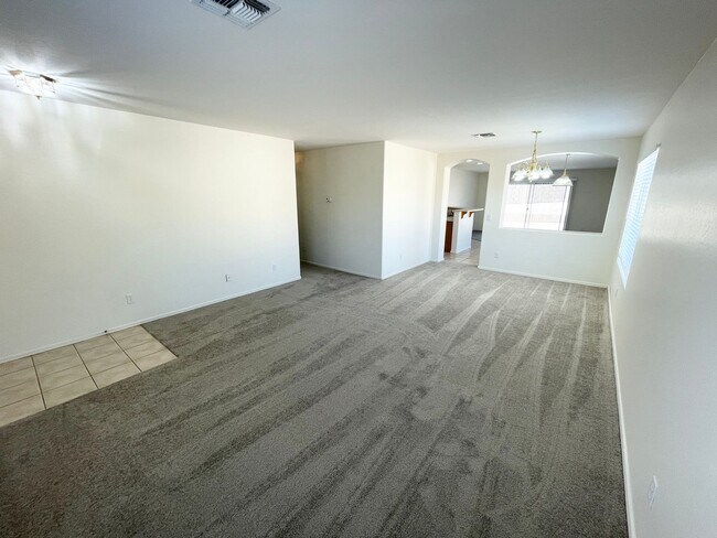 Foto del edificio - Fantastic 4 Bedroom Single Level Home in B...