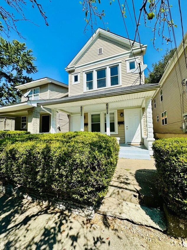Primary Photo - 621 E Burnett Ave
