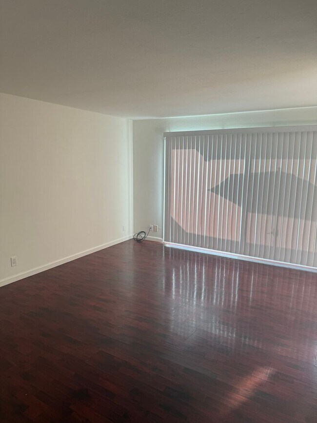 Foto del edificio - Charming 2-Bedroom Condo in Prime Walnut C...