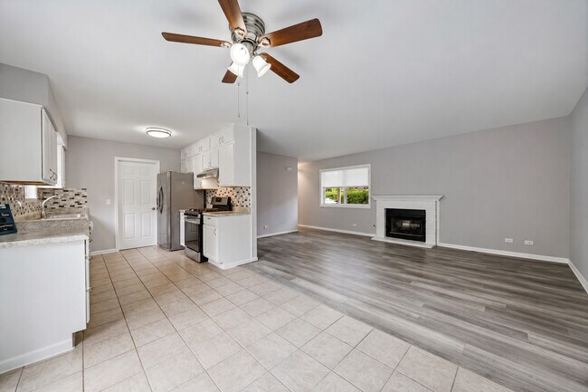 Building Photo - 450 Valley Dr