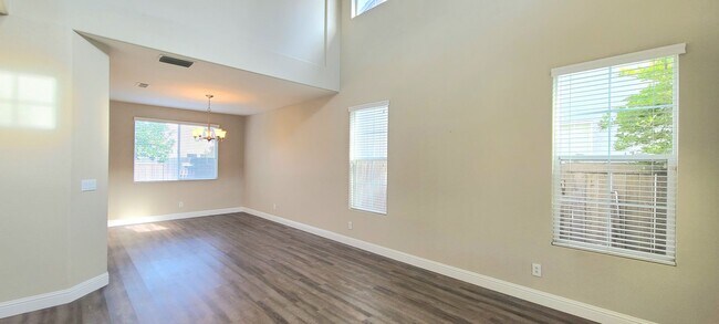 Building Photo - Gorgeous and Spacious!  This 4bd/2.5bth Si...