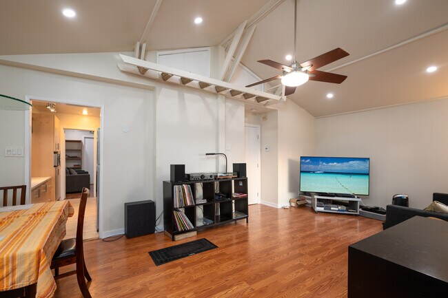Building Photo - 1522 Sanborn Ave
