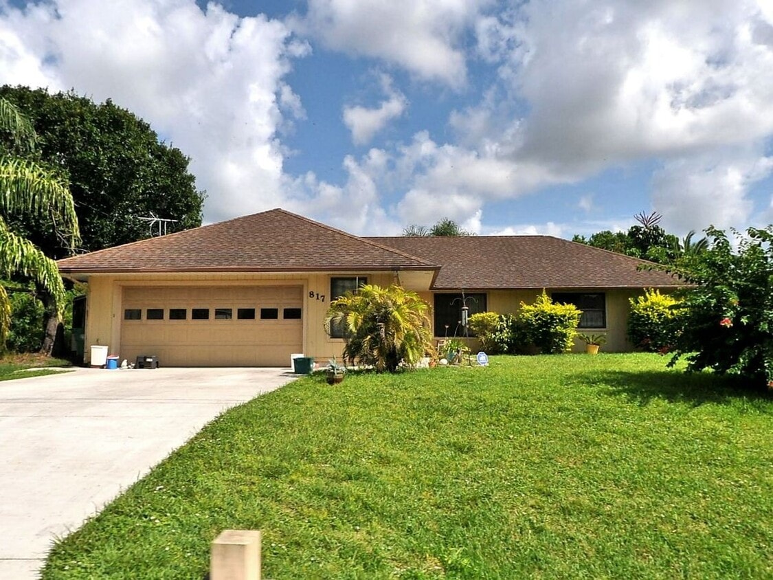 3 BEDROOM, 2 BATH HOME WITH TILE THROUGHOUT & CLOSE TO THE TURNPIKE - 3 BEDROOM, 2 BATH HOME WITH TILE THROUGHOUT & CLOSE TO THE TURNPIKE