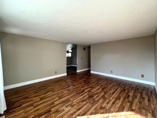 Building Photo - 4 Bed/3 Bath, Quiet Cul-de-Sac, Lots of Ex...