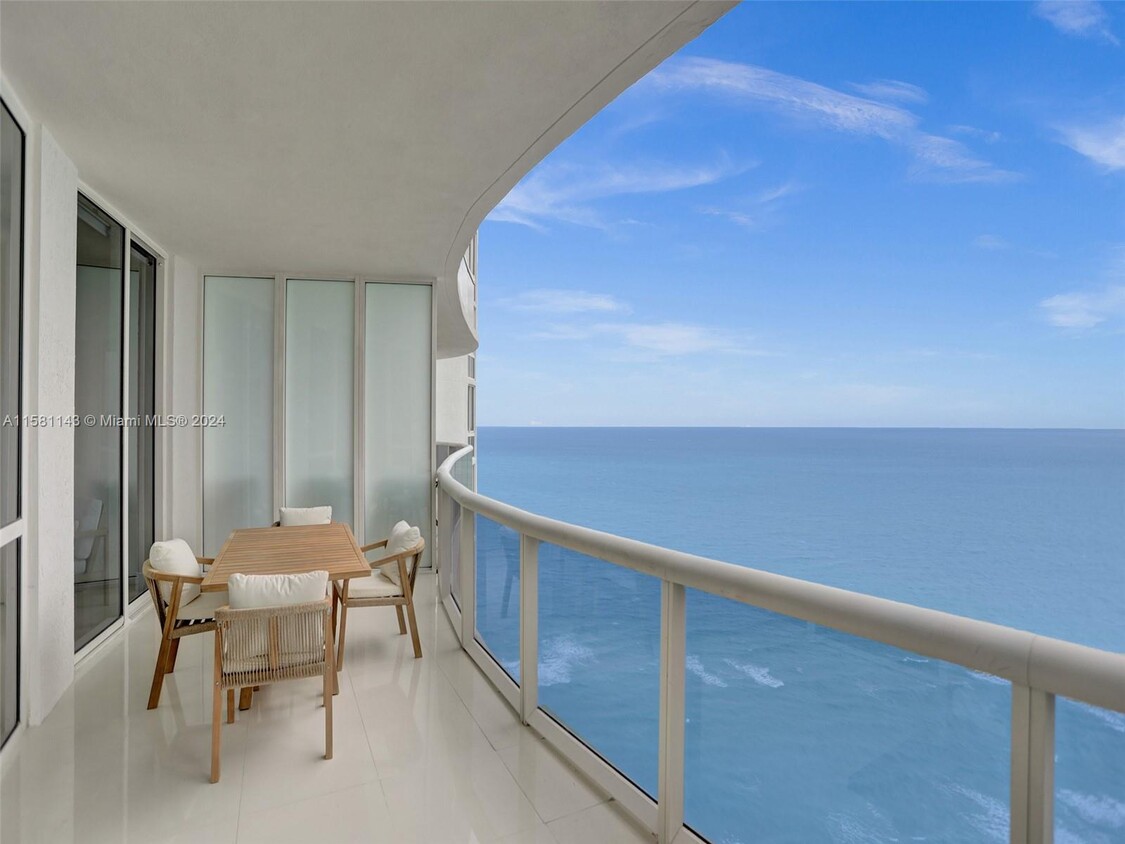 Foto principal - 15901 Collins Ave