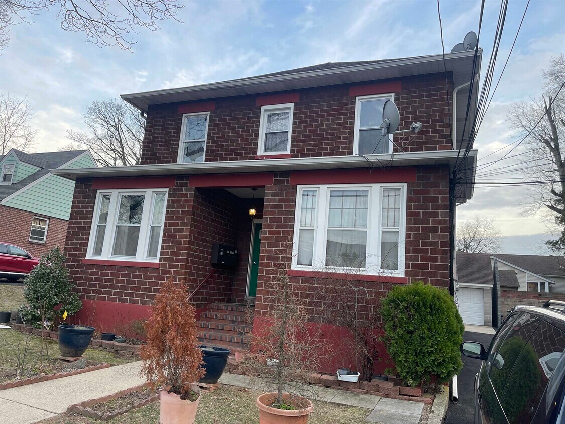 40 Hamilton Rd Unit 1, Teaneck, NJ 07666 Condo for Rent in Teaneck