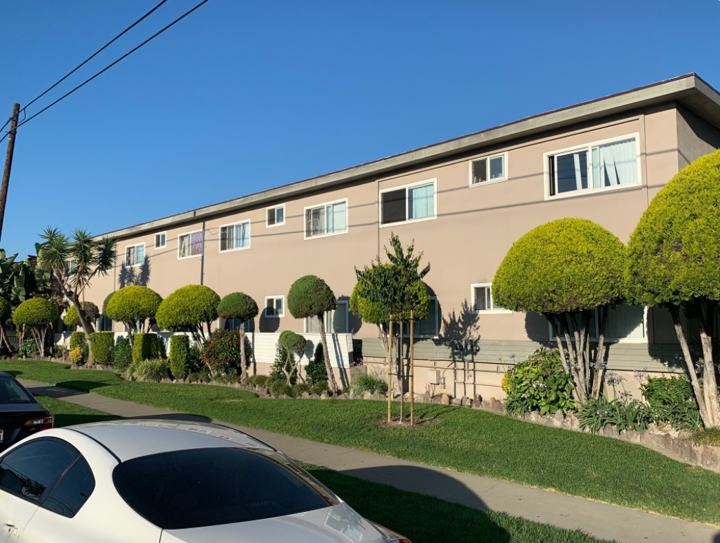Primary Photo - Sabre Apartments