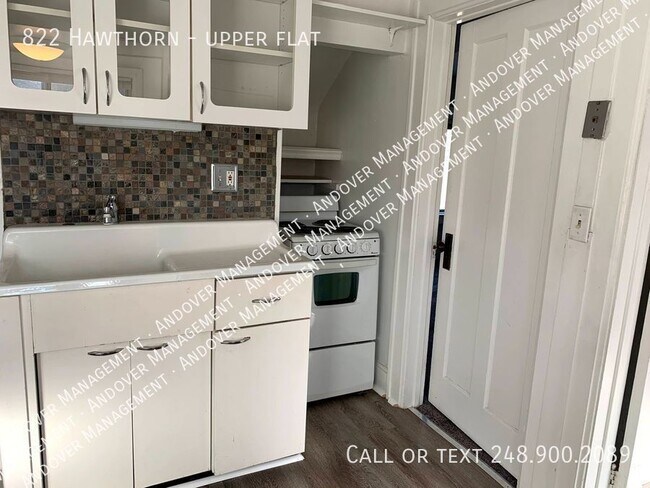 Building Photo - Two Bedroom Flat near Downtown Royal Oak