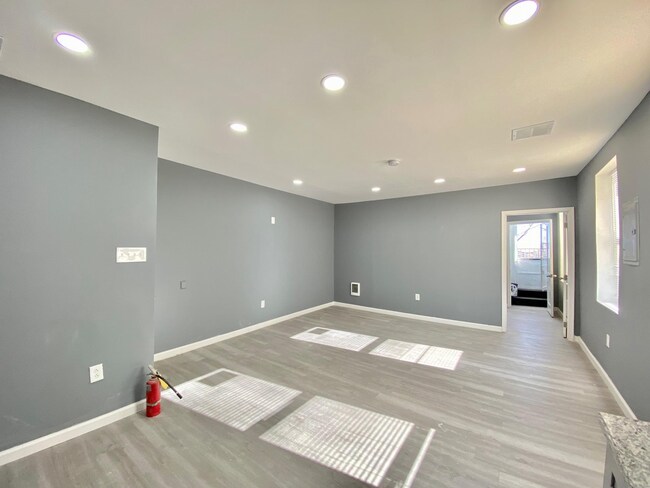 Building Photo - 2 bed/1 bath apartment for rent available ...