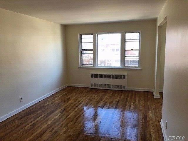 Foto del edificio - 48-17 59th Pl