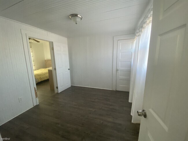 Building Photo - 2 br, 1 bath House - 230 E Malone St