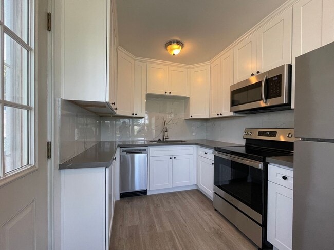 Building Photo - RENOVATED BALLARD 3 BED, 2 BATH DUPLEX UNI...