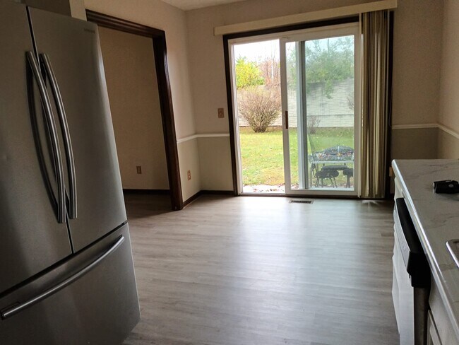 Foto del edificio - 812 Linworth Rd E