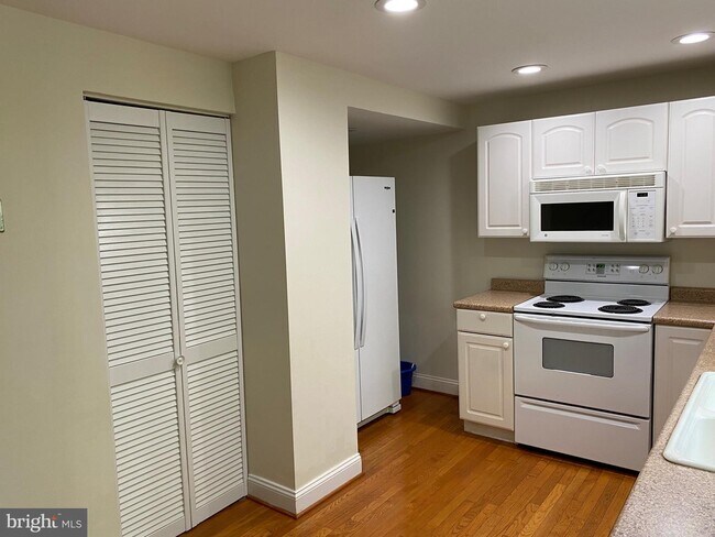 Foto del edificio - 8122 Parkdale Ct