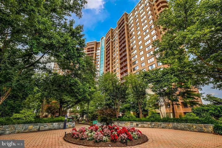 Foto principal - 10101 Grosvenor Pl