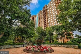 Building Photo - 10101 Grosvenor Pl