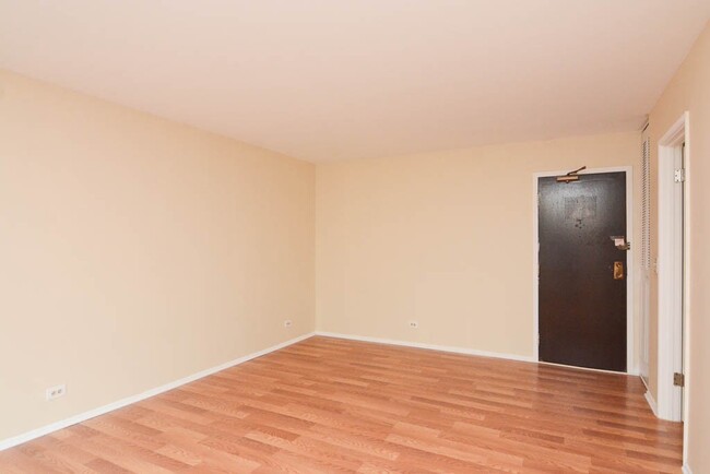 Building Photo - 3825 N Pine Grove Ave