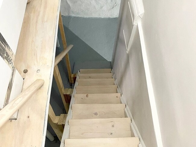 Building Photo - 1 Bedroom with nice size rooms