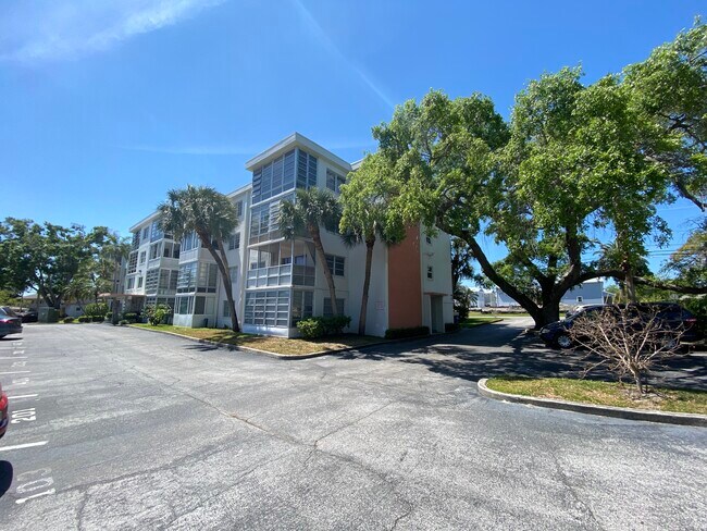 Building Photo - 100 Waverly Way