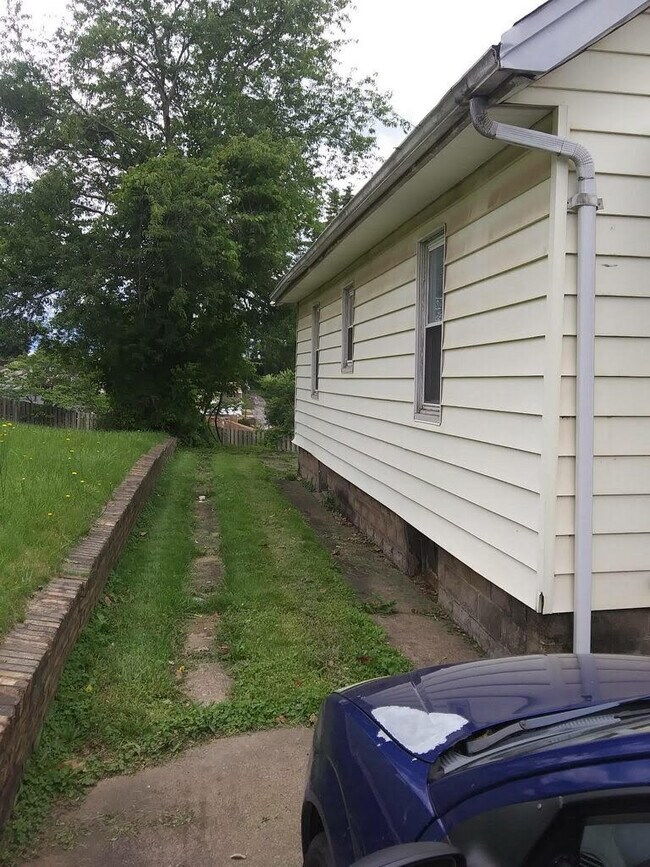 side parking - 116 Pikeview Rd