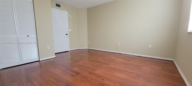 Foto del edificio - 4820 N State Road 7