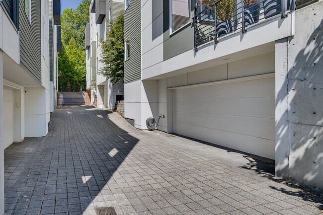 Building Photo - Beautiful 3 bedroom townhome in Leschi!