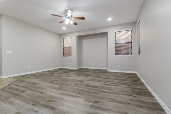 Building Photo - Gorgeous 4 Bedroom 3 Bath home located in ...