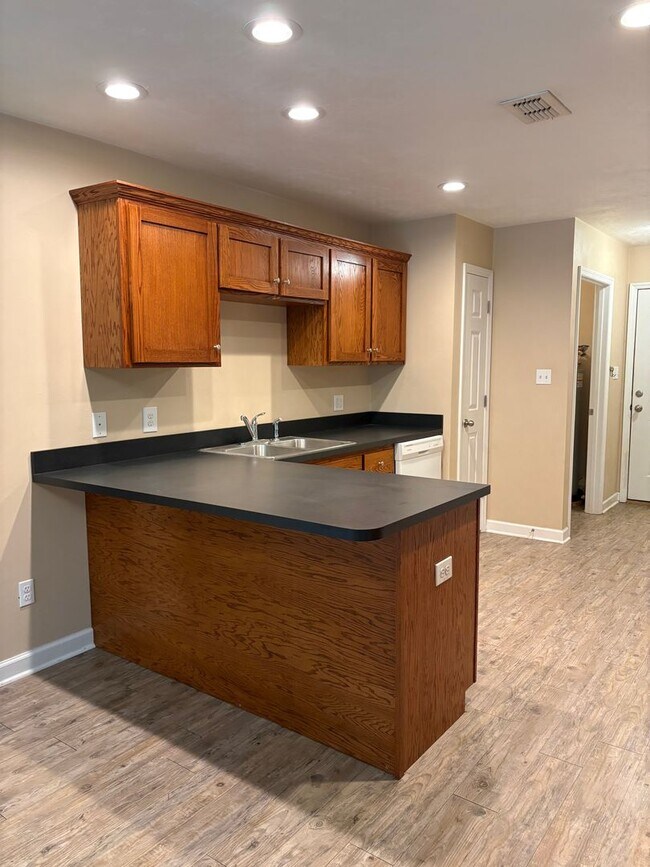 Building Photo - MIDTOWN HOME