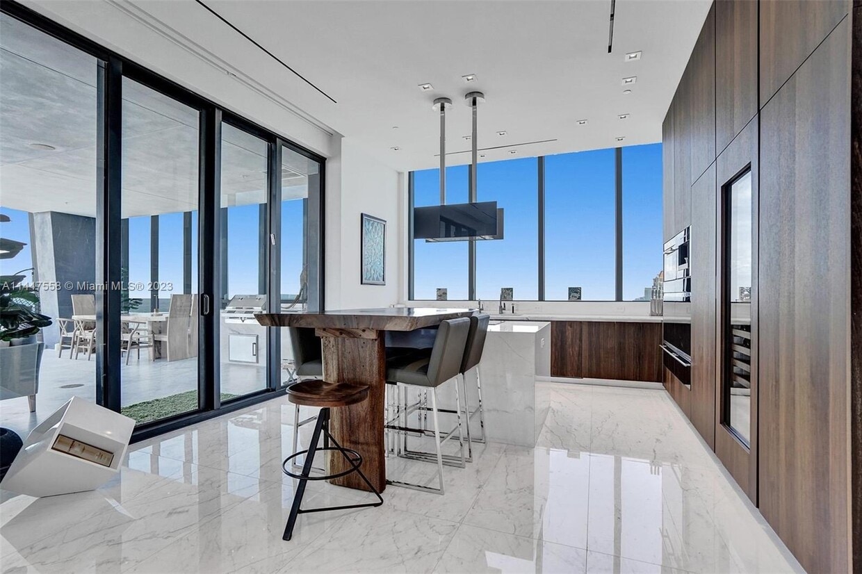 Primary Photo - 17141 Collins Ave