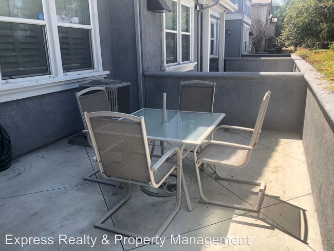 Building Photo - 3 br, 2.5 bath House - 26033 Iris Ave #D