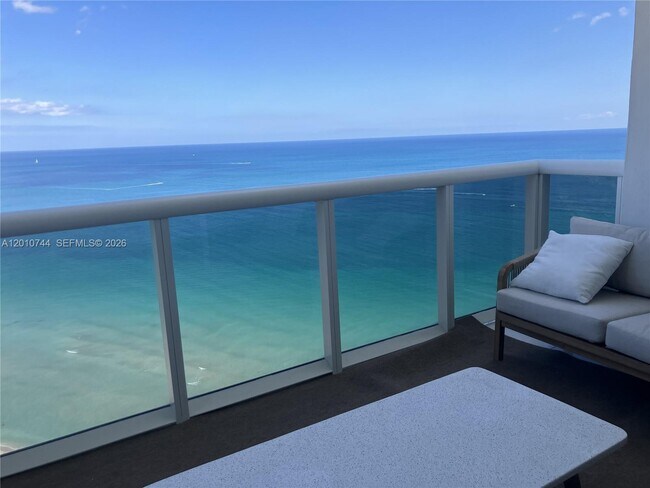 Foto del edificio - 18201 Collins Ave