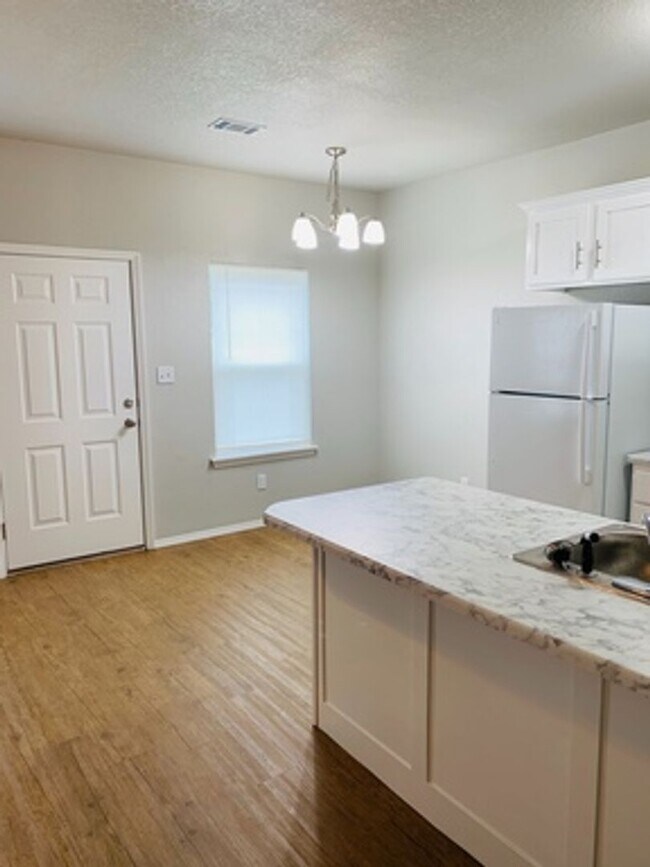 Building Photo - Nice 3 Bedroom Townhome in Alma **COMING A...