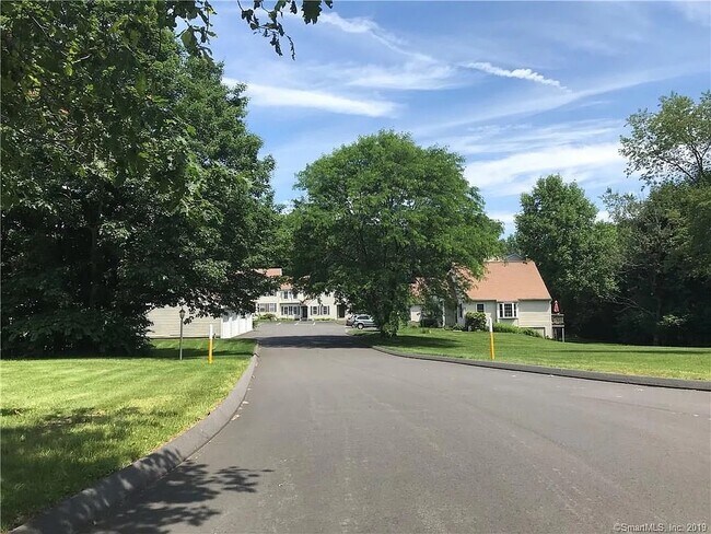 Foto del edificio - 241 Branford Rd