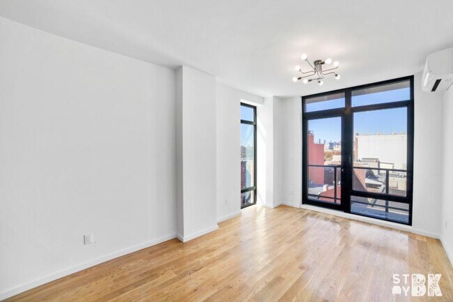 Foto del edificio - 2 bedroom in BROOKLYN NY 11205