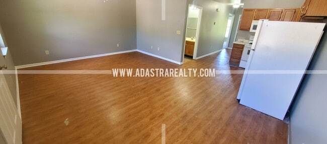 Building Photo - 220 N Crest Dr