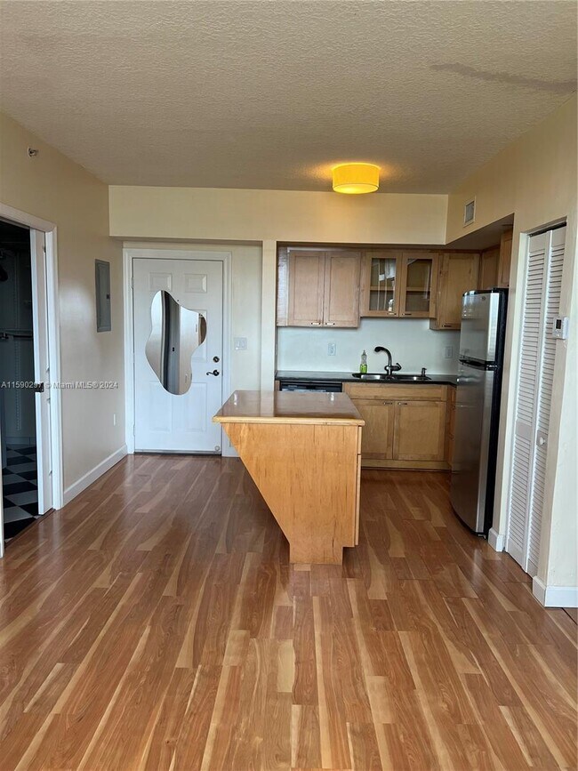 Building Photo - 2630 SW 28th St