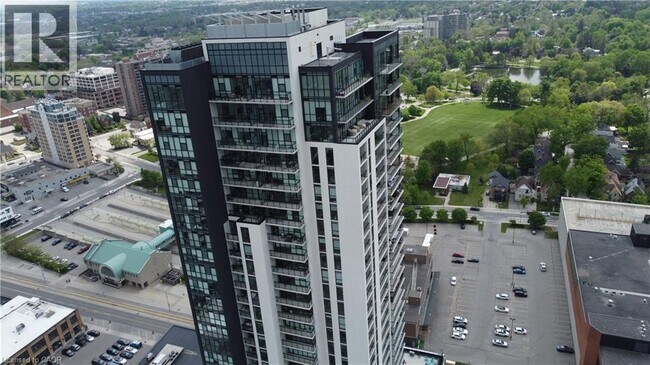 Building Photo - 60 Charles St W