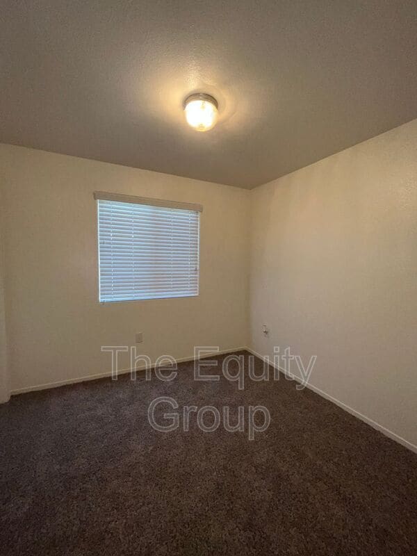 Building Photo - 2530 W Oriole Ave