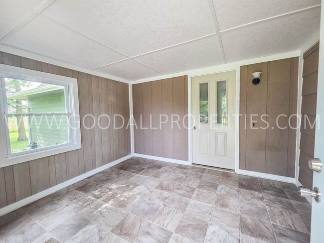 Building Photo - Updated Acreage Retreat with 3-Car Garage Near Granger
