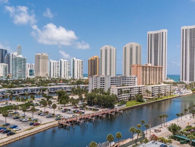 Foto del edificio - 500 Bayview Dr