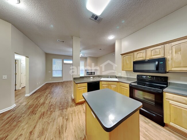 Foto del edificio - 5530 Alexis Forest Ln