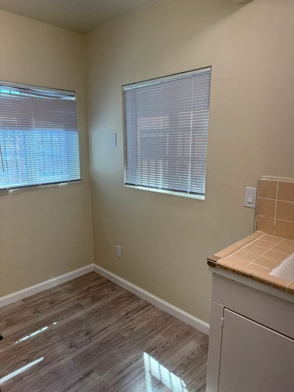 Building Photo - 214 E 88th Pl